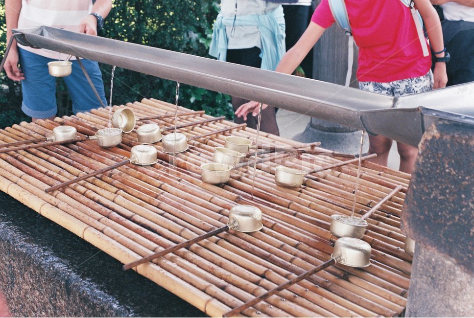 물,물마시는곳,수돗가,산,사람