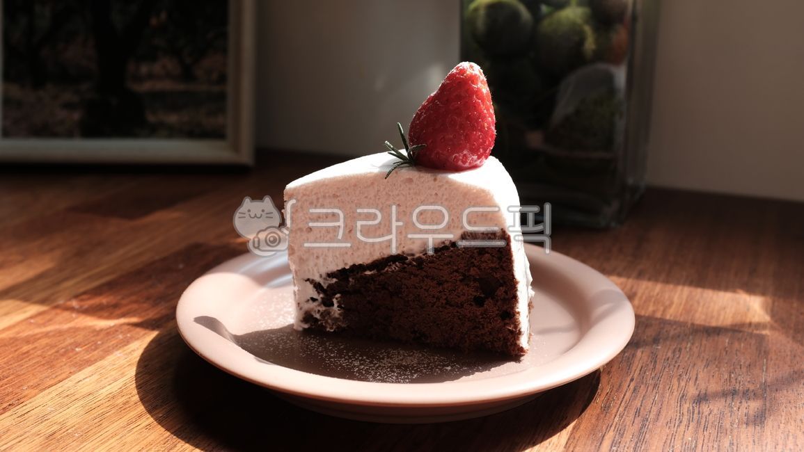 chocolate cake,cafe,dessert,Strawberry cake,cake