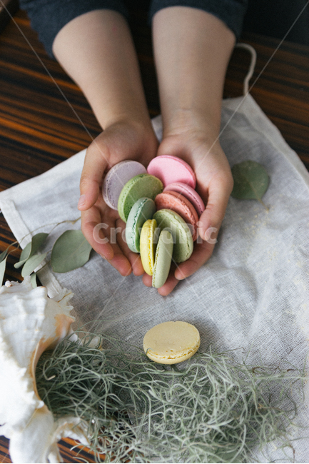 마카롱,디저트,손,인테리어,음식,food,foodphotograph,음식사진,macaron,hand,hands,무지개,무지개빛,사람,인물,인간,human,person,신체일부,몸,body,음식,식재료,요리,food,cook,meal,dishes,food reserves,디저트,간식,후식,dessert,snack
