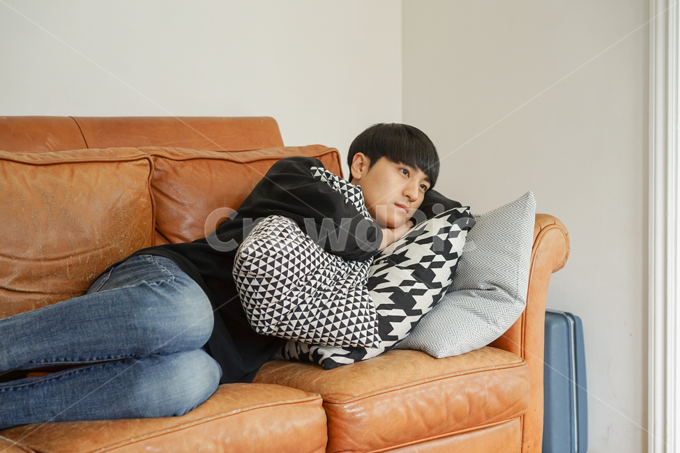쇼파,소파,휴식,남성,남자,거실,휴일,sofa,실내,쿠션,rest,가구,지루한,따분한,심심한,집콕,방구석,일상,집돌이,사람,인물,인간,human,person,남성,남자,man,male