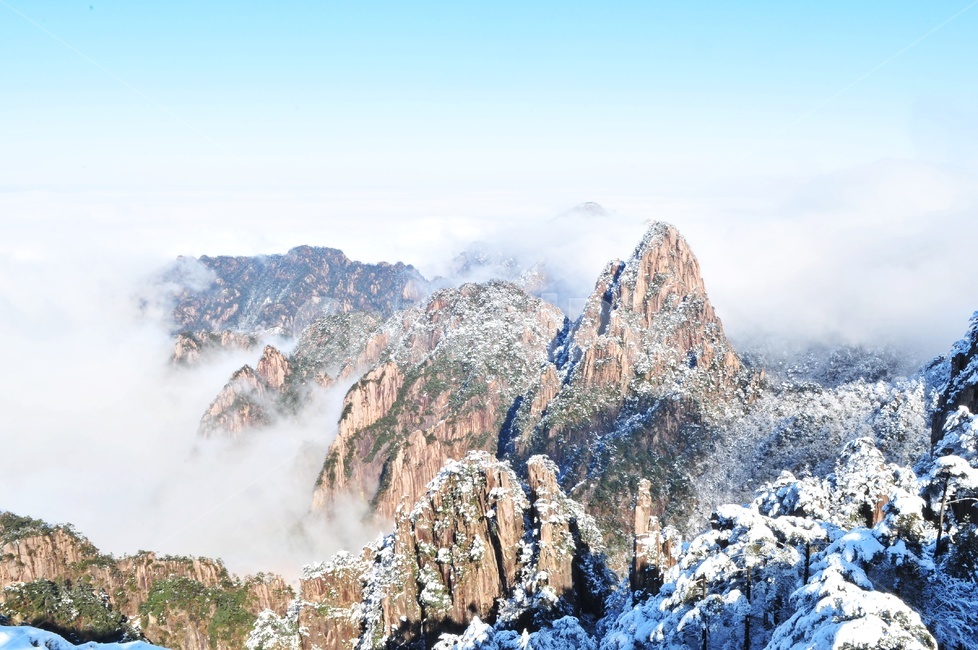nature,자연,weather,날씨,outdoors,옥외,mountain,산,mountainrange,산맥,ice,빙,peak,피크,중국,황산,중국황산,황산설경,운해,설산,설경,바위산,절벽,중국비경,상고대,경치,경관,풍경,비경,명산,정상,골짜기,기암,기암괴석