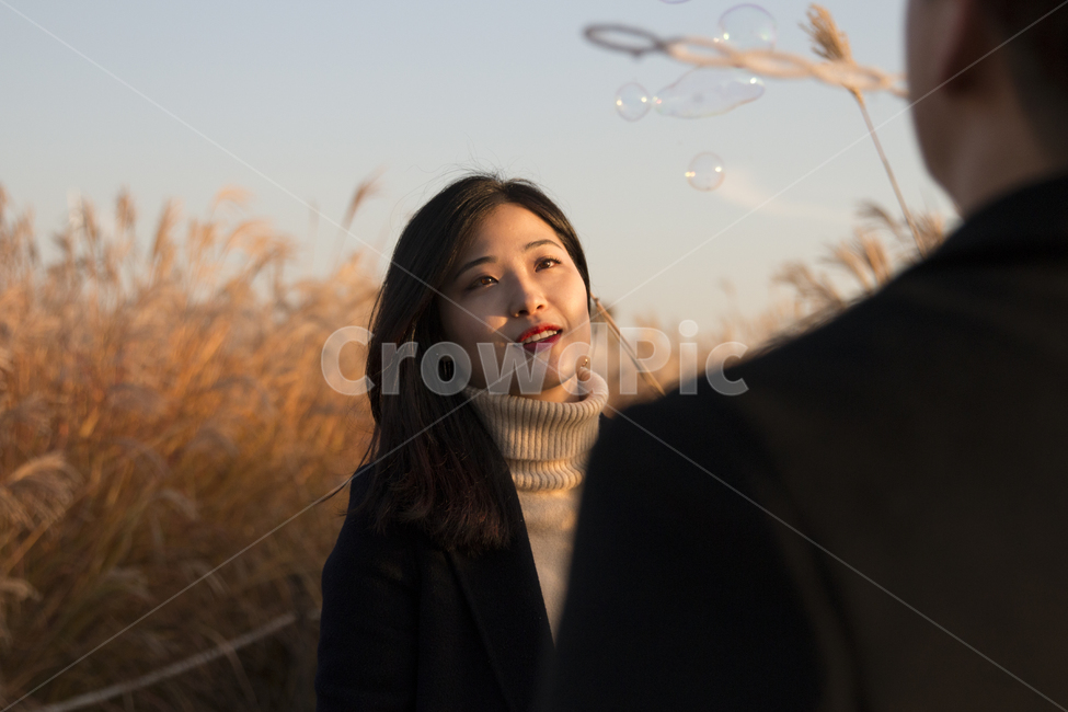 커플,연인,사랑,하늘공원,모델,갈대밭,비누방울,사람,인물,인간,human,person,여성,여자,woman,female,lady