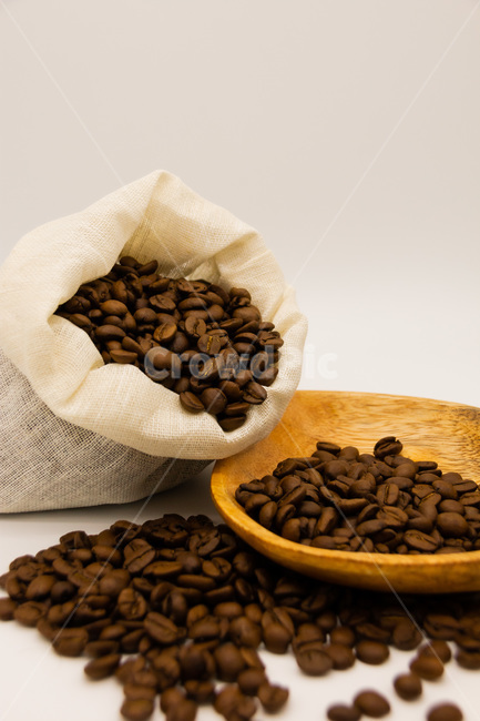 커피,커피콩,원두,클로즈업,씨,건조,재료,음료재료,카페,누끼,원두커피,coffee,cafe,향기,갈색,자루,연출,커피자루,커피,카페,coffee,cafe