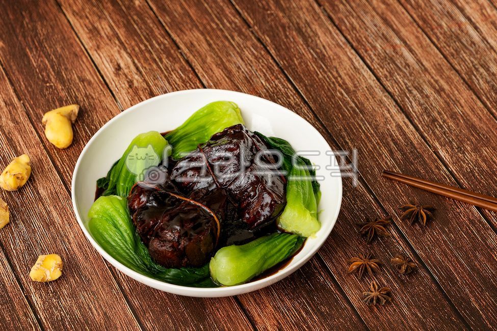 동파육,돼지고기,고기,고기요리,음식,요리,중국요리,홈메이드,저녁,저녁식사,맛있는,소스,육즙,나무배경,통삼겹,통삼겹살,촉촉한,먹음직스러운,육류,윤기,갈색,중식,생강,팔각,향신료,식재료,청경채,야채,채소,점심,점심식사,부드러운,dongporou,dongpayuk,friedporkbellyinsoysauce,firedporkbelly,porkbelly,pork,food,tasty,delicious,homemade,homecooking,dish,plate,plating,dinner,dining,chinese,chinesedish,chinesefood,asianfood,asian,soysauce,brown,ginger,staranise,spice,pakchoi,bokchoy,vegetable,meal,cuisine,chinesecuisine,asiancuisine,meat,lunch,gourmet,음식,식재료,요리,food,cook,meal,dishes,food reserves,중식,중국음식,중화요리,chinese food,chinese dishes,chinese meal,chinese cook