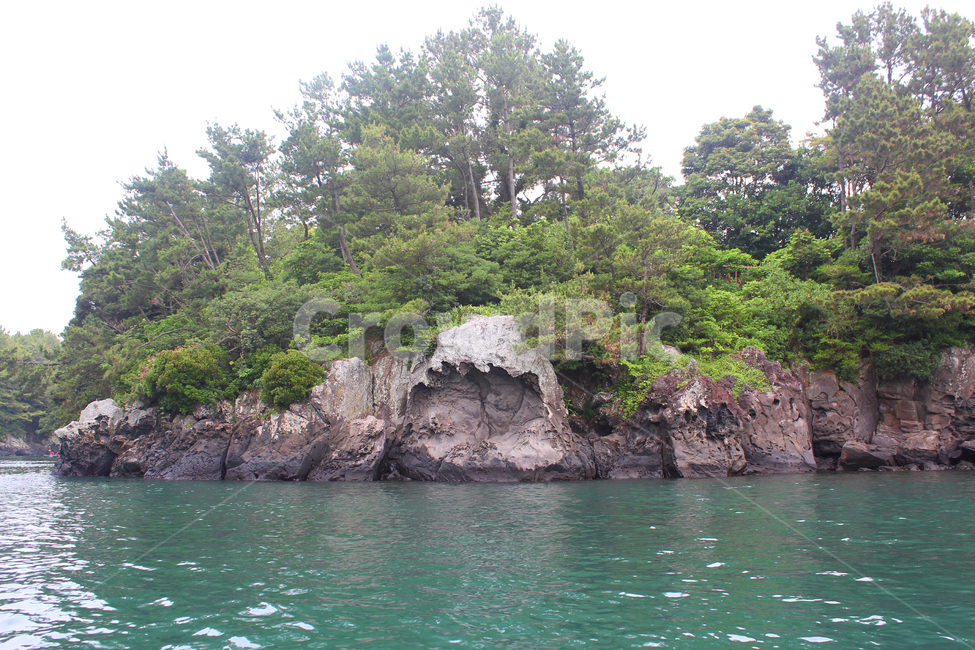 관광지,초록색,맑은물,물가,파란물,회색,그레이,바닷물,한국,제주도,물,강,바다,강가,해안가,절벽,암벽,돌,바위,나무,숲,파랑,블루,파란색,녹색,그린,자연,쇠소깍,에메랄드빛,산,섬,바닷가,제주,스톤,언덕,반영