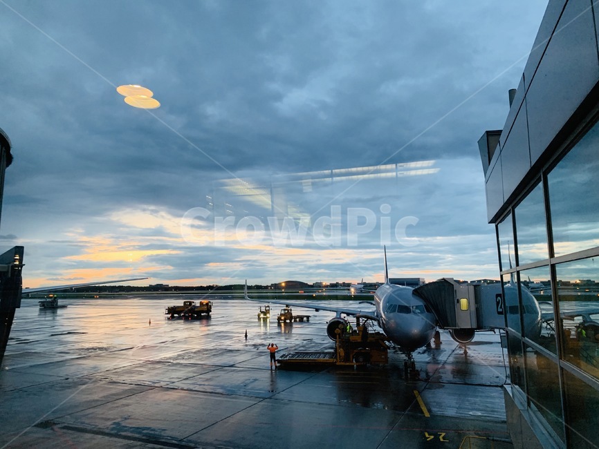 airport,공항,airfield,비행장,노을,파란하늘,저녁노을,출국,출국전,비행기,하늘,구름,회색,파란색,활주로