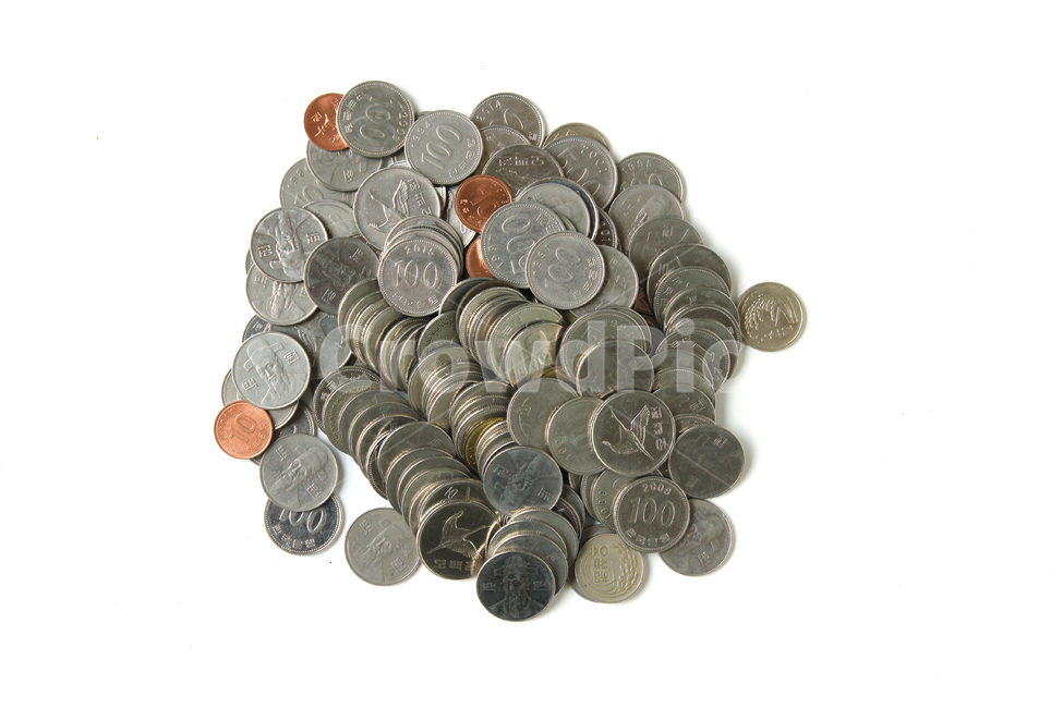 한국,한국동전,동전,100원,10원,500원,금속,은색,흰배경,금융,실버,경제,banking,korea,coin,metal,money,silver,won,cash,돈,더미,덩어리,group,쌓인,많은,many,50원,금융,돈,finance,banking,money,연출,컨셉,콘셉,direction,concept,누끼,remove background