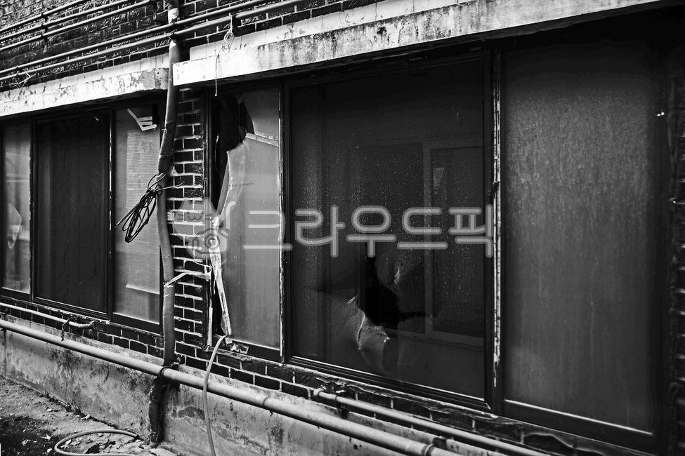 redevelopment,Uiwang city,redevelopment district,Multifamily housing,Security window,Demolition,house,Naeseonla District,Naesondong,abandoned house,multigenerational housing,Grayscale
