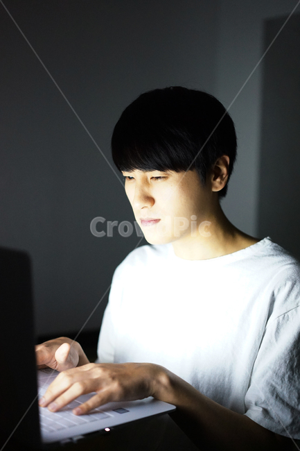 중독,인터넷중독,컴퓨터중독,게임중독,남자,게임,게이머,밤샘,addiction,gamer,game,computer,man,사람,인물,인간,human,person,남성,남자,man,male,정보통신기술,전자기기,전자제품,it,information,technology,electronic equipment