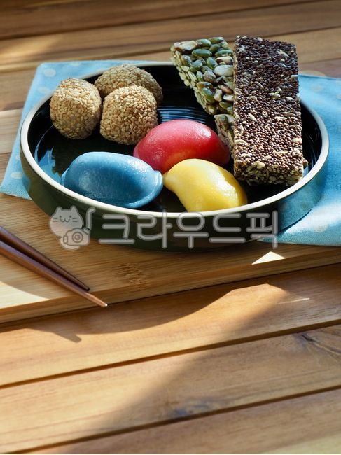 wellnessfood,asianfood,koreanculture,Thanksgiving,traditional culture,songpyeon,wellbeing,Wellbeing food,Asian food,traditionalfood,Lunar New Year food,new year,Rice crackers,holiday food,koreantraditionalfood,traditional snacks,Korean traditional snacks,