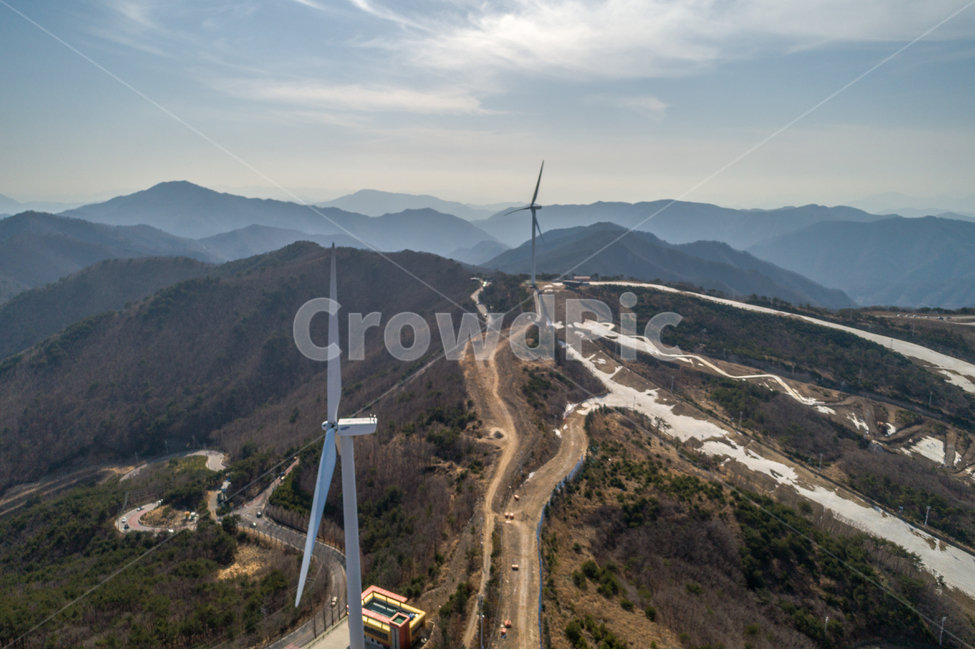 드론,풍력발전소,산,겨울,구름,하늘,풍경,자연,자연,풍경,nature,landscape,한국자연풍경,한국자연경관,korea nature landscape,산업,industry,industrial,에너지산업,energy industry,machine,기계,engine,엔진,motor,모터