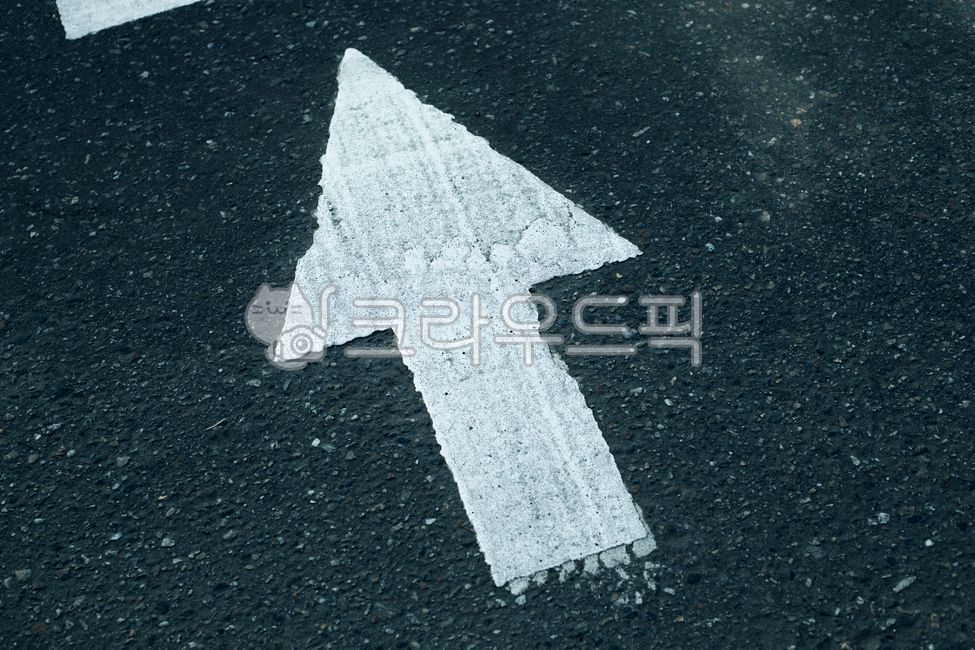 symbol,crosswalk,arrow,asphalt,mark