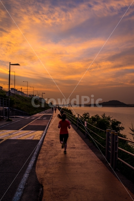 한강,노을,여성,운동,하늘,강,조깅,장노출,강변,hanriver,river,jogging,Exercise,woman,female,sky,sunset,도시,풍경,city,landscape,사람,인물,인간,human,person,스포츠,레저,운동,sports,leisure,exercise