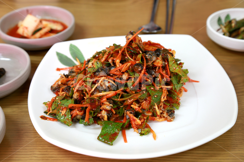 음식,우렁,골뱅이,무침,접시,상,차림,상차림,김치,매콤한,매운,맛있는,하얀접시,식탁,반찬,그릇,음식,식재료,요리,food,cook,meal,dishes,food reserves,한식,한국음식,한국요리,korean food,korean dishes,korean meal,korean cook
