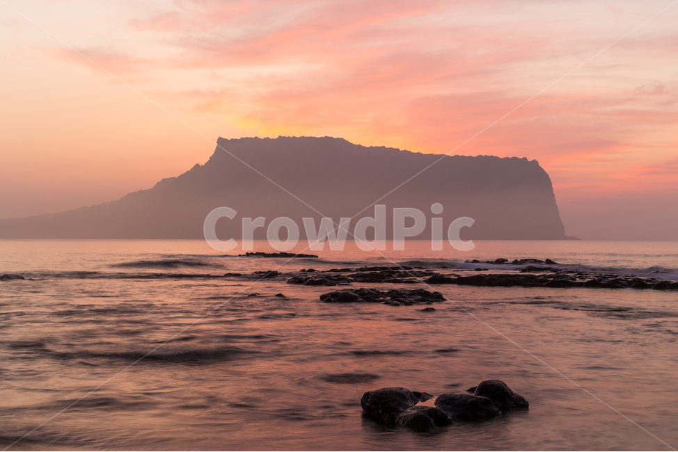 성산일출봉,제주,제주도,풍경,일출,아침,황혼,구름,하늘,색감,그라데이션,바다,해안가,해안,해변,jeju,landscape,sunrise,morning,여명,sky,cloud,color,sea,ocean,beach,관광지,관광명소,랜드마크,landmark,자연,풍경,nature,landscape,한국자연풍경,한국자연경관,korea nature landscape,제주도,jeju,jeju island,outdoors,옥외