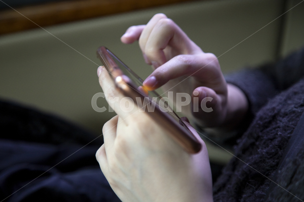 손,바라보다,휴대폰,양손,손목,들다,액정,터치,화면,손가락,두손,오브젝트,배경,여성,생활,사람,인물,인간,human,person,신체일부,몸,body,정보통신기술,전자기기,전자제품,it,information,technology,electronic equipment