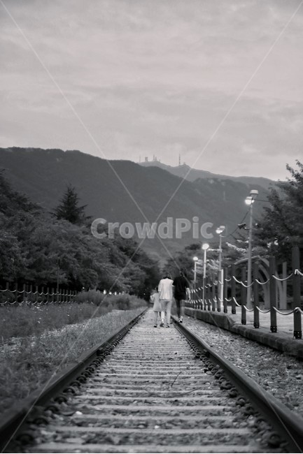철길,가족,산책,공원,야외,흐림,흑백,감성,세모녀,가로등,기차공원,철도,railway,레일,traintrack,rail,기찻길,person,사람,human,인간