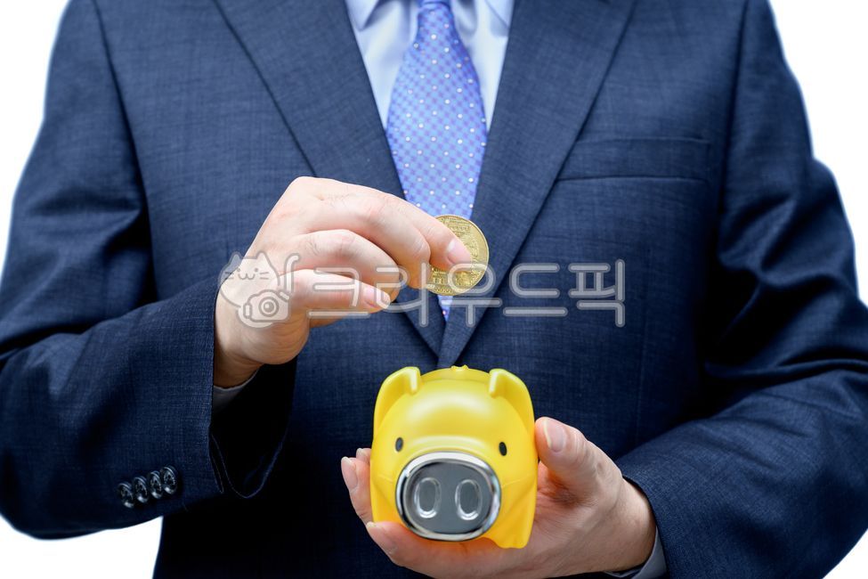 비즈니스,비지니스,비즈니스맨,비지니스맨,남성,남자,1명,마케팅,누끼,넥타이,컨셉,개념,상반신,사업,성인,정장,슈트,여백,카피스페이스,회사원,샐러리맨,영업,흰색배경,수트,거래,돼지저금통,돼지,저금통,저축,경제,금융,동전,입금,저금,절약,은행,융자,대출,보험,재무,재정,부채,이익,이율,이자,세금,절세,수익,비즈니스,사업,business,service,work