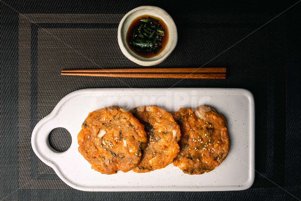 김치전,한국전통음식,지짐이,지지미,부침개,김치부침개,전,부침요리,부침,간장,젓가락,탑뷰,하이앵글,pancake,kimchi,fried,jeon,pan,panfried,hot,spicy,음식,식재료,요리,food,cook,meal,dishes,food reserves,한식,한국음식,한국요리,korean food,korean dishes,korean meal,korean cook,감성,sensible,feeling