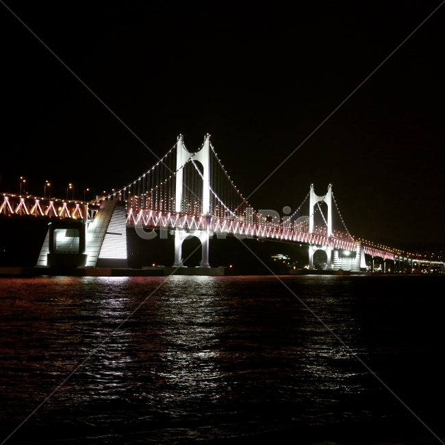광안리,광안대교,여행,일상,야경,대교,바다,밤바다,수변공원,저녁,야경,밤,풍경,nightscape,night,landscape,랜드마크,landmark,tourist attraction,한국랜드마크,한국관광지,한국명소,korea landmark,korea tourist attraction,building,건물,bridge,다리