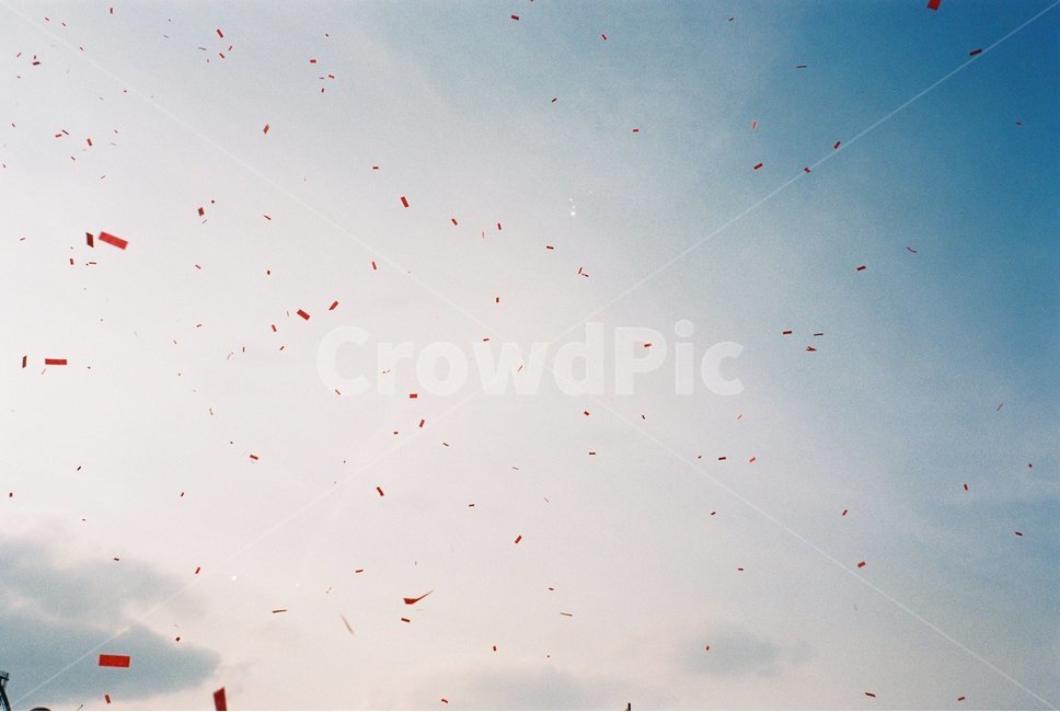 하늘,축제,필름사진,파란하늘,축제하늘,자연,풍경,nature,landscape,paper,종이,confetti,색종이 조각