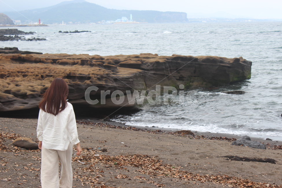 여자,바다,뒷모습,제주도,제주,서귀포,쓸쓸함,고독,제주바다,해변,jejuisland,jeju,인물,사람,인물,인간,human,person,여성,여자,woman,female,lady,여행,휴가,traveling,vacation,trip