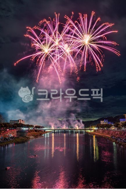 fireworks,불꽃,cityscape,도시경관,urban,도시의,building,건물,architecture,건축물,waterfront,워터프론트,water,물