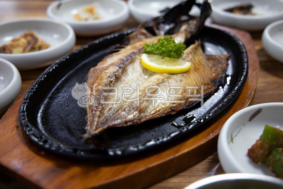 고등어,레몬,자반고등어,식사,반찬,가시,그릇,사기그릇,밑반찬,식당,음식,구운,맛있는,오브젝트
