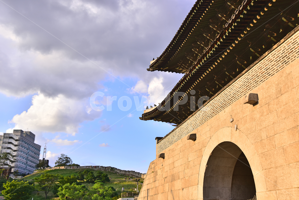 동대문,흥인지문,dongdaemungate,문화재,보물제1호,성문,4대문,조선사대,유물,서울,전통문화,building,건물,architecture,건축물,처마,단청,건축양식,구름,하늘,traditional,korean,castlegate,gateofacastle,한국전통,한국문화,korean traditional,korean culture,건축물,건물외관,exterior,building,structure,architecture,construction