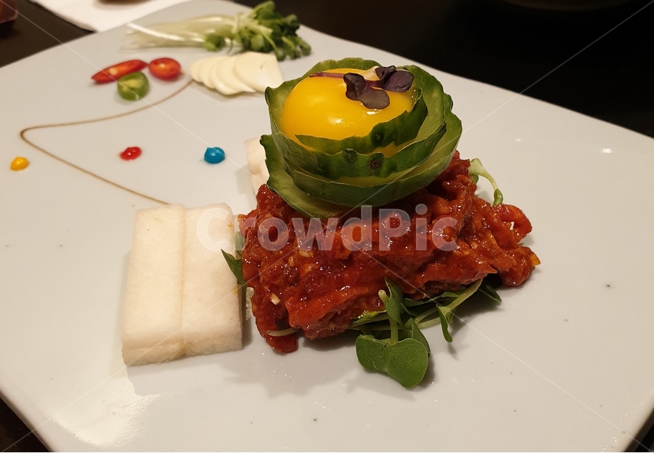 육회,한국적인,노른자,안주,한국음식,신선함,소고기,한우육회,음식,식재료,요리,food,cook,meal,dishes,foodreserves,육류,고기,한국요리,한식,meat,koreanfood,koreancook,koreanmeal,먹거리,배,과일,육회플레이팅,플레이팅