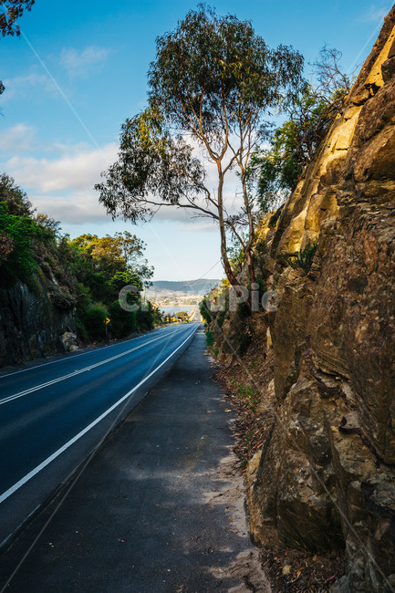 호주,타즈매니아,australia,tasmania,푸른하늘,sky,길,차길,도로,인도,road,carroad,낮은구름,나무,차도,see,hot,아스팔트,맑음,구름,바위,언덕,자연,풍경,nature,landscape,asphalt,highway,고속도로,freeway,고속 도로