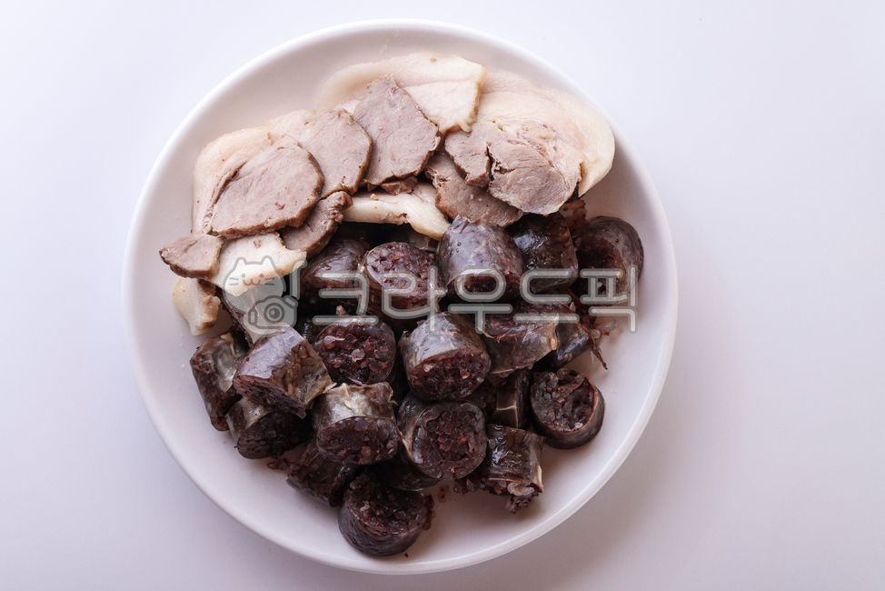 순대,돼지고기,수육,길거리음식,전통음식,한식,음식,요리,식재료,맛있는,식사,한국음식,food,cook,meal,delicious,접시,그릇,plate,bowl