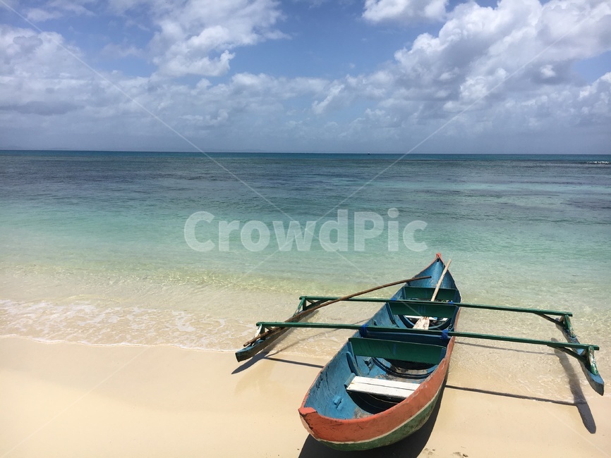 휴양지,해변,휴가,섬,돗단배,보트,노젓는배,rowboat,vehicle,카누,transportation,하늘,물,파도,water,wave,바다,자연,nature,배,구름,sky,cloud,푸른하늘,파란하늘,애매럴드,빛,색감,감성,힐링,해변,바다,beach,sea