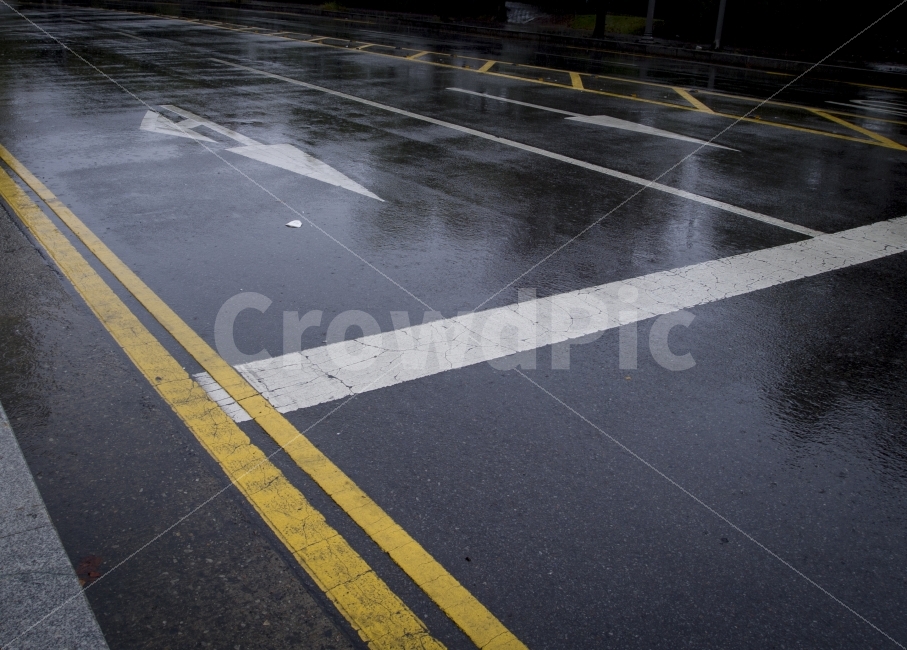 rain,distance,arrow,asphalt,slippery,automobile,seoul,crosswalk,road,Rainy Day,depressed,dark,road name,signal