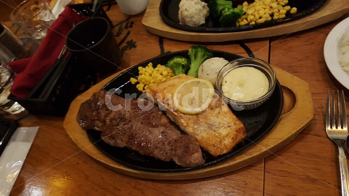 음식,food,steak,스테이크,고기,푸드,먹방,연어,salmon,레몬,소스,그릇,플레이팅,식사,음식,식재료,요리,food,cook,meal,dishes,food reserves,육류,고기,meat,양식,서양음식,서양요리,western food,western dishes,western meal,western cook