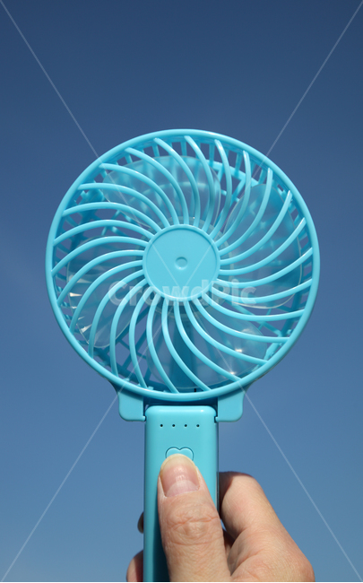 선풍기,손풍기,미니,핸드,핸디,휴대용,휴대,미니선풍기,휴대용선풍기,핸드선풍기,여름,파란,블루,오브젝트,사물,물건,시원한,실외,야외,하늘,손,바람,터치,누르다,누름,전원,손선풍기,여름,계절,summer,season,사물,물건,오브젝트,thing,object,matter,electric fan