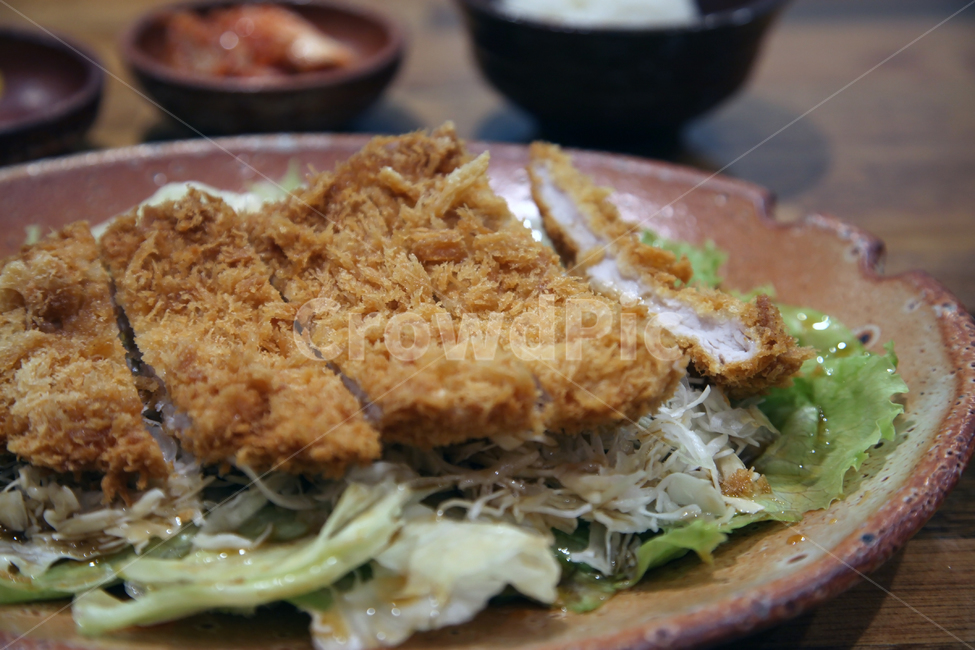 돈까스,음식,요리,식사,야채,채소,오브젝트,테이블,접시,돼지고기,일식,식당,반찬,그릇,음식,식재료,요리,food,cook,meal,dishes,food reserves,육류,고기,meat,일식,일본음식,일본요리,Japanese food,Japanese dishes,Japanese meal,Japanese cook