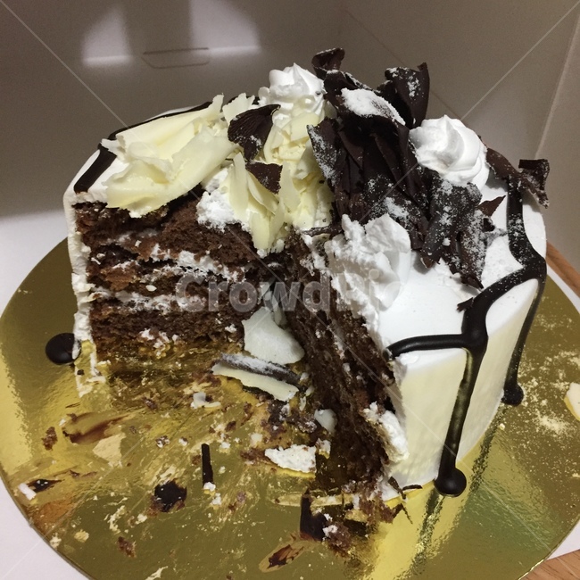 먹다남은케이크,초코케이크,생일케이크,생일,초콜렛,초코,초코시럽,생크림,음식,식재료,요리,food,cook,meal,dishes,food reserves,빵,bread,디저트,간식,후식,dessert,snack