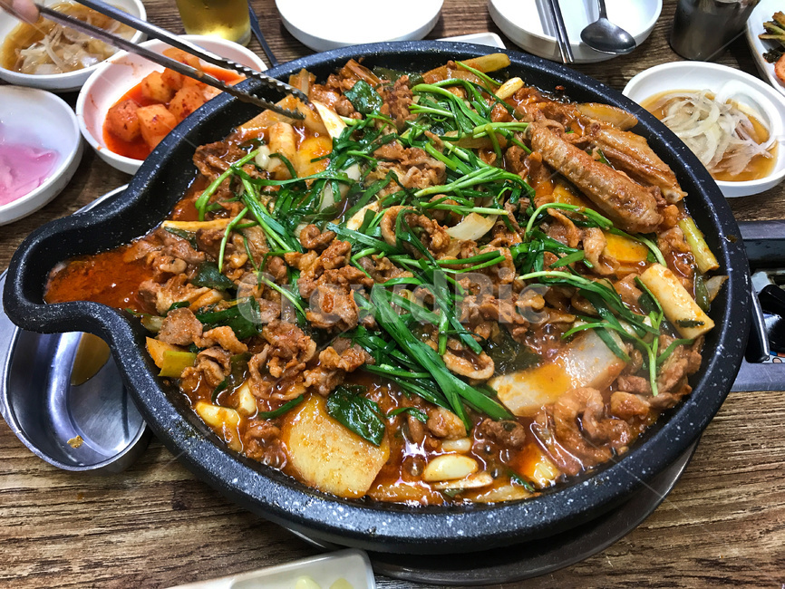 음식,요리,식사,오리불고기,불고기,깍두기,젓가락,석쇠,cooked,cooking,cuisine,delicious,dinner,dish,duck,duckbulgogi,food,fried,garlic,grill,grilled,healthy,kimchi,marinatedbulgogi,meal,meat,onion,potato,roastduck,roasted,sauce,tasty,traditional,vegetable,음식,식재료,요리,food,cook,meal,dishes,food reserves