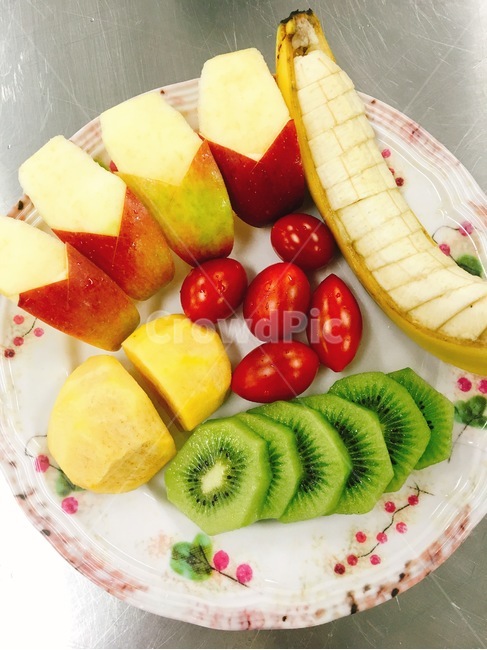 과일접시,과일,사과,바나나,감,토마토,키위,손님