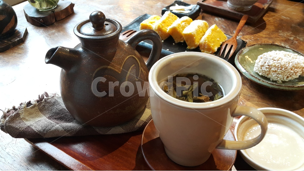 전통찻집,차,다과,잎차,떡,호박떡,주전자,고전적인,찻집,전통차,분위기,한국적인,목재,다기,클로즈업,한국전통,한국문화,korean traditional,korean culture,음식,식재료,요리,food,cook,meal,dishes,food reserves