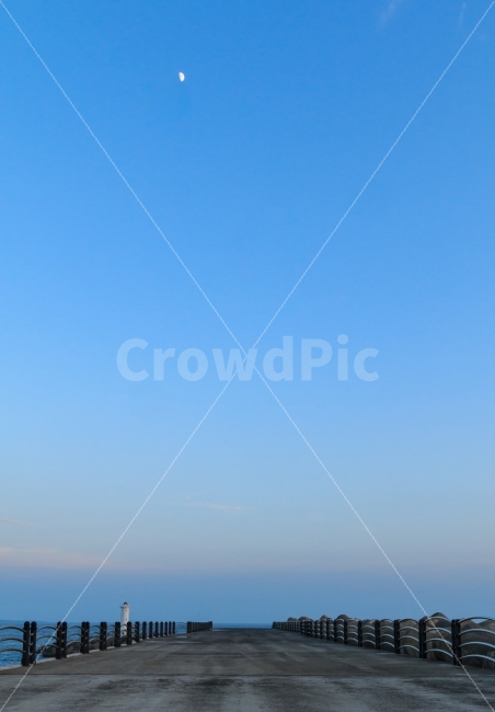 감성사진,여행사진,모슬포,제주,부두,항구,방파제,wharf,등대,풍경,경치,여행,여행지,저녁,하늘,파란,달,반달,구름,바다,수평선,선착장,쓸쓸한,텅빈,조용한,공허한,한산한,인적없는,자연,풍경,nature,landscape,등대,lighthouse,outdoors,옥외