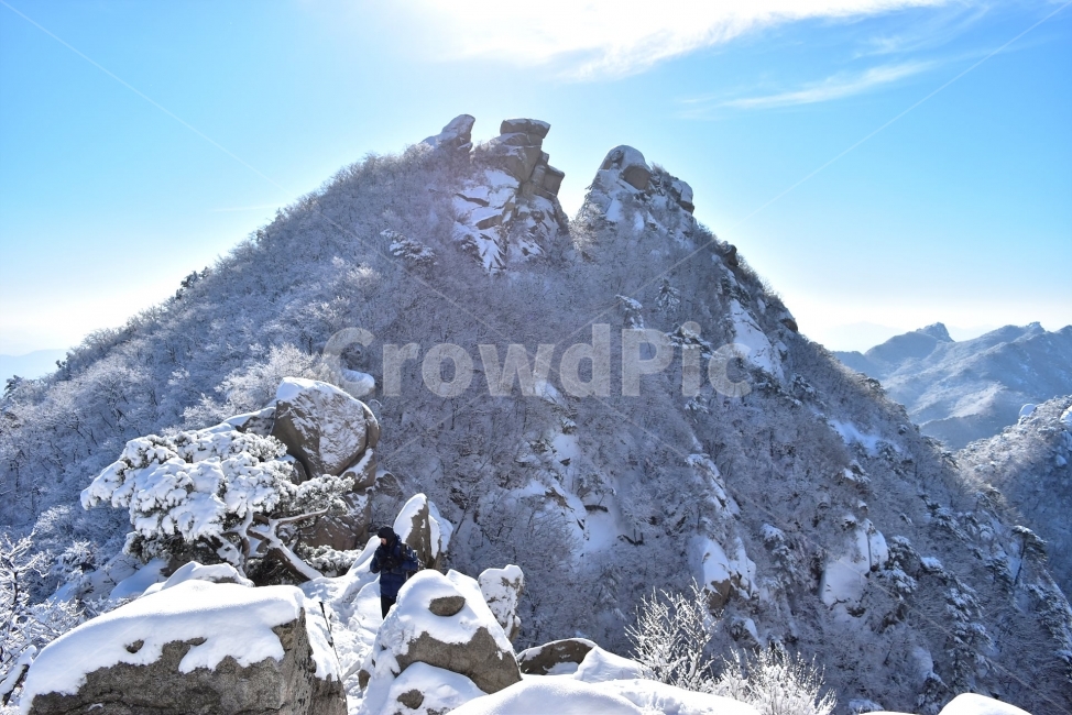 북한산,국립공원,설산,설경,눈,눈꽃,서울,도심지,명산,겨울,여행,국내여행,Seoul,Korea,National,Park,풍경,크리스마스,성탄절,화이트크리스마스,눈꽃풍경,비경,산행,등산,100대명산,기암,바위산,백운대,만경대,겨울,계절,winter,season,자연,풍경,nature,landscape,한국자연풍경,한국자연경관,korea nature landscape,사람,인물,인간,human,person,outdoors,옥외,mountain,산,mountain range,산맥,peak,피크