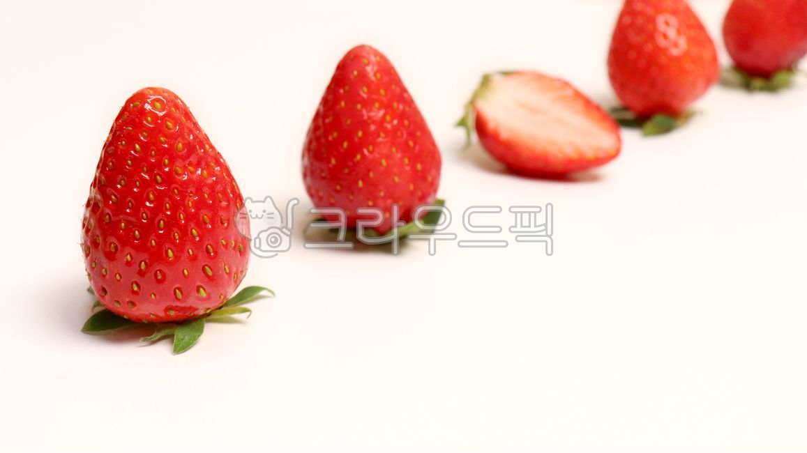 생과일,디저트,식재료,다이어트,과일,채식,비건,유기농,농가,수확,농사,카페,달콤한,신선한,싱싱한,야채,단맛,하얀색,빨간색,빨강,하양,배경,베리,백그라운드,컨셉,나열,일렬,꺠끗한,건강한,모던한,여러개,ripe,맛있는,several,green,cut,slice,dieting,breakfast,seed,nutrient,gourmet,vivid,refreshment,market,vegetarian,celebration,cone,candy,heart,object,vegan,group,natural,nutrition,yummy,vitamin,sweetfood,eating,nature,health,diet,tasty,leaf,healthy,closeup,dessert,fresh,macro,delicious,background,isolated,sweet,organic,white,freshness,juicy,berry,red,strawberry,딸기,food,음식,plant,식물,fruit,음식,식재료,요리,food,cook,meal,dishes,food reserves,과일,열매,fruit