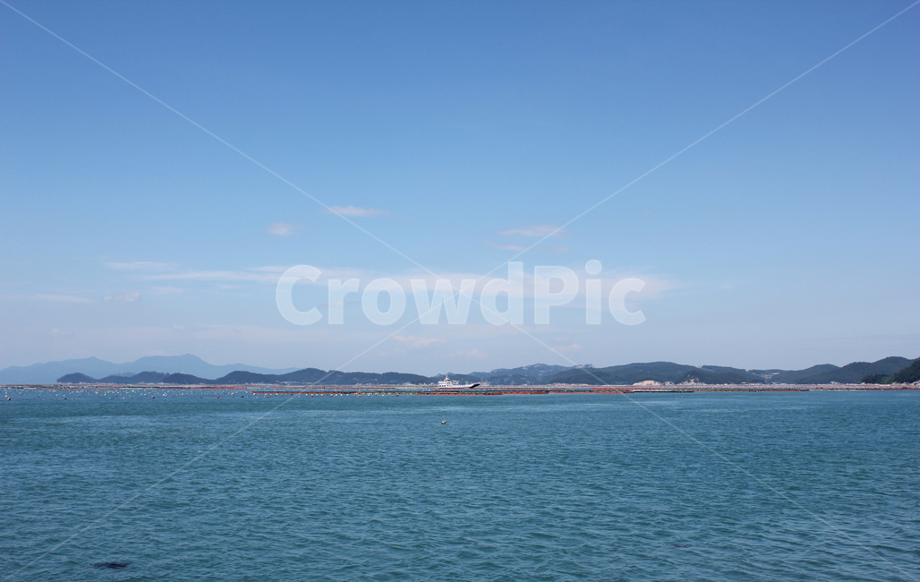 beach,blue,cloud,coast,coastline,day,far,island,mountain,nature,ocean,sea,sky,water,wave,하늘,구름,파랑,블루,먼산,산,섬,바다,물결,푸른바다,풍경,자연,파란색,양식,양식장,어업,어촌,바닷물,에메랄드빛,자연,풍경,nature,landscape,land,땅,outdoors,옥외,대양,물,shoreline,해안선,연안