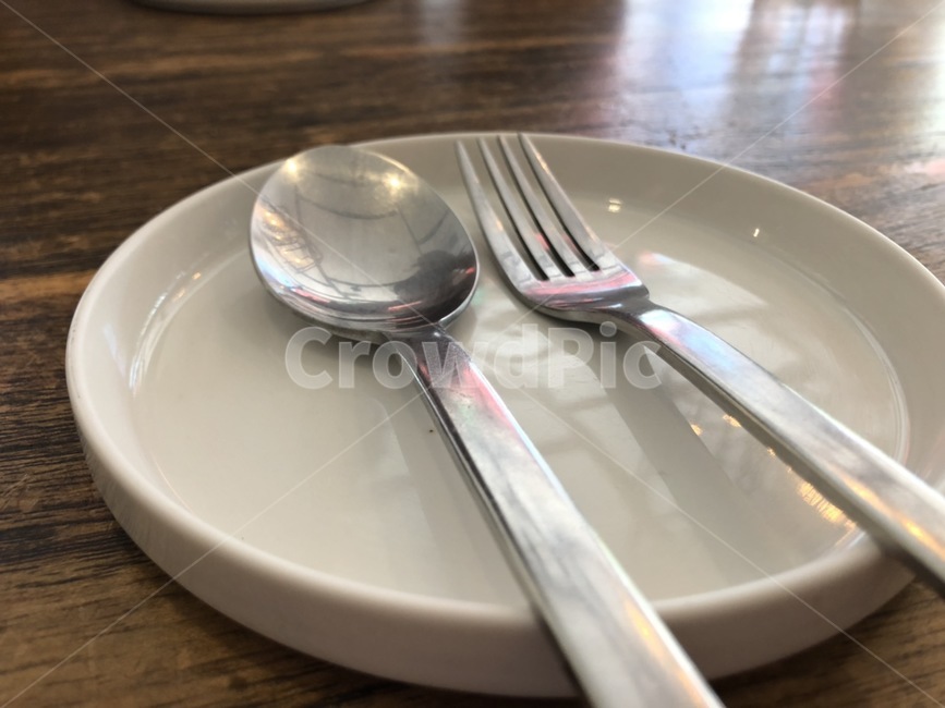 식기,수저,포크,접시,셋팅,테이블,나무테이블,식사,준비,스푼,식사준비,깔끔한,깨끗한,반짝이는,흰색접시,사물,물건,오브젝트,식탁,tableware,cutlery,fork,plate,setting,woodentable,meal,preparation,spoon,mealpreparation,neat,clean,shiny,whiteplate,things,objects,table
