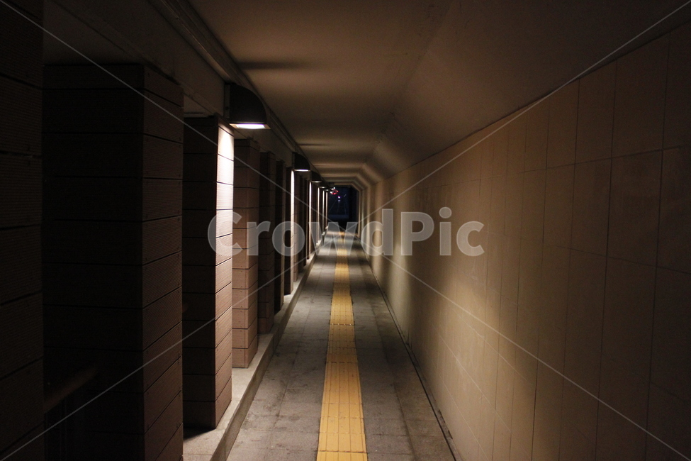 빛과어둠,맹인안내블럭,조명,어둠,통로,반포대교,으슥한곳