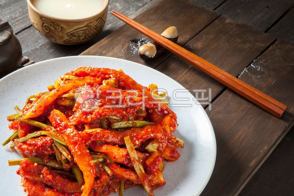 홍어,홍어회,홍어무침,홍어회무침,홍어요리,막걸리안주,막걸리,동동주,전통주,전통술,민속주,민속술,미나리,회,회무침,대나무받침,나무젓가락,젓가락받침,남도음식,흑산도홍어,흑산도홍어회,생선,수산물,해산물,숙성,음식,별미,음식점,식당,한국음식,민속주점,전통음식,전통먹거리,토속음식,요리,전통요리,양념무침,한국요리,맛집,물고기,물고기회,바다생선,접시,food,식사,음식,식재료,요리,food,cook,meal,dishes,food reserves