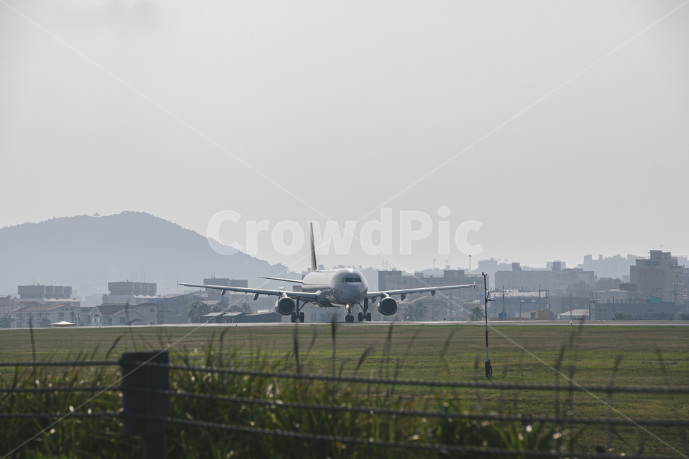 airport,공항,airfield,비행장,transportation,교통,aircraft,항공기,vehicle,airplane,비행기,이륙,활주,활주로,교통,교통수단,traffic,transportation