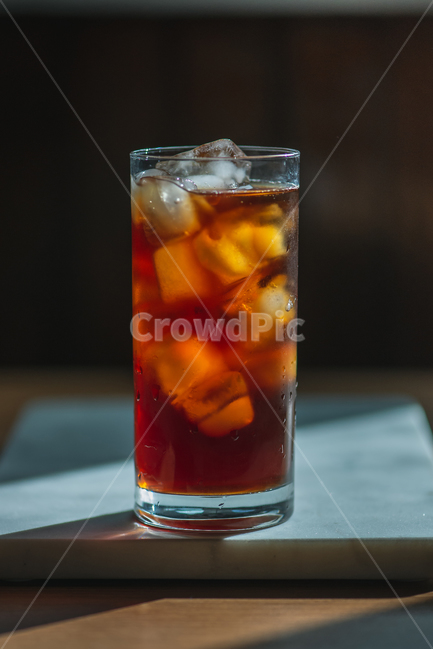 커피,아이스커피,아메리카노,블랙커피,coffee,icedcoffee,iced,americano,시원한,시원한음료,아이스아메리카노,아이스블랙커피,컵,유리컵,나무테이블,ice,아이스,커피,카페,coffee,cafe